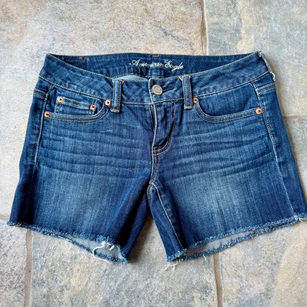 American Eagle Y2K Dark Wash Jean Shorts Frayed Hem Stretch‎ Women's Size 4